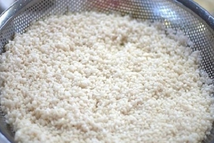 Tại sao nên ngâm gạo trước khi đồ xôi? Bí quyết giúp hạt xôi dẻo thơm, chín đều và đẹp mắt