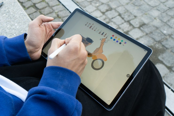 So sánh Galaxy Tab S10 FE và Galaxy Tab S10 FE Plus 9