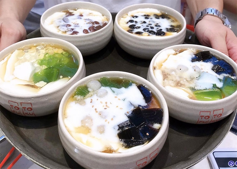 Nhiều loại topping được bày trí đẹp mắt cho món tào phớ