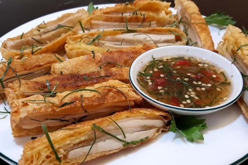 Thành phẩm món tàu hũ ky cuộn nấm đùi gà chiên