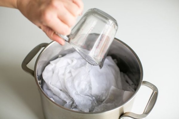 tẩy mốc quần áo ảnh 2
