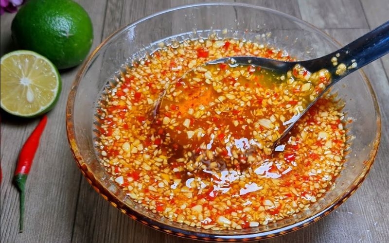 Làm sốt trộn salad đào thái