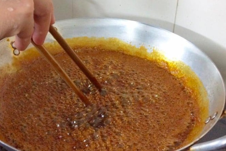 Thắng đường làm nước hàng có nên khuấy không? Bí quyết để nước hàng lên màu đẹp