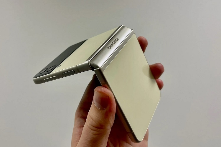 Điện thoại gập thay bản lề hết bao nhiêu tiền 1