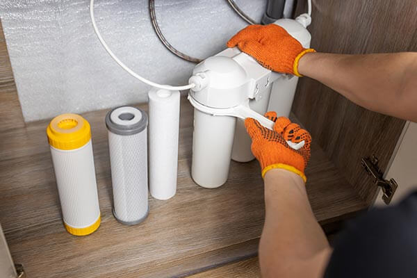 Vặn cốc lọc lại vào máy