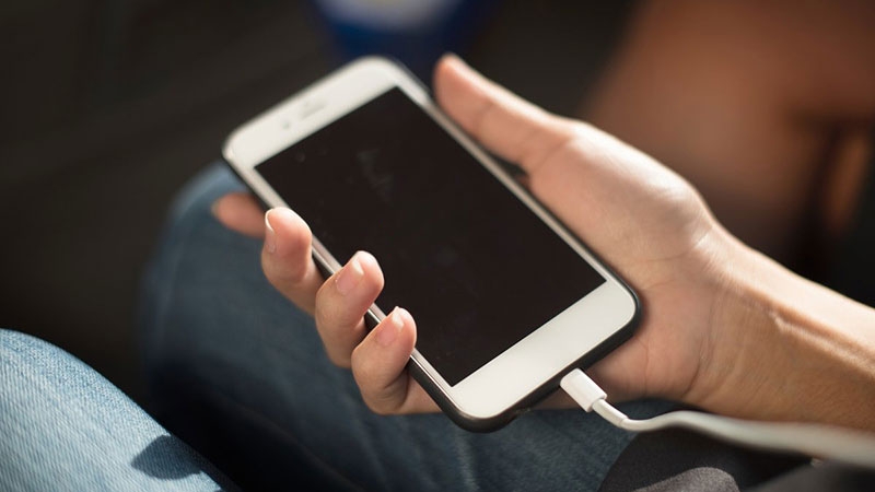 Thay main điện thoại iPhone bao nhiêu tiền hình 4