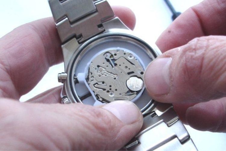 Giá cả thay pin đồng hồ đeo tay như thế nào? Hướng dẫn các bước thực hiện chi tiết