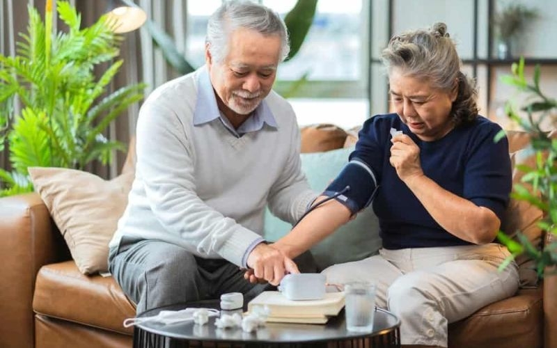 Thiết bị chăm sóc sức khỏe cho người già - Máy đo huyết áp