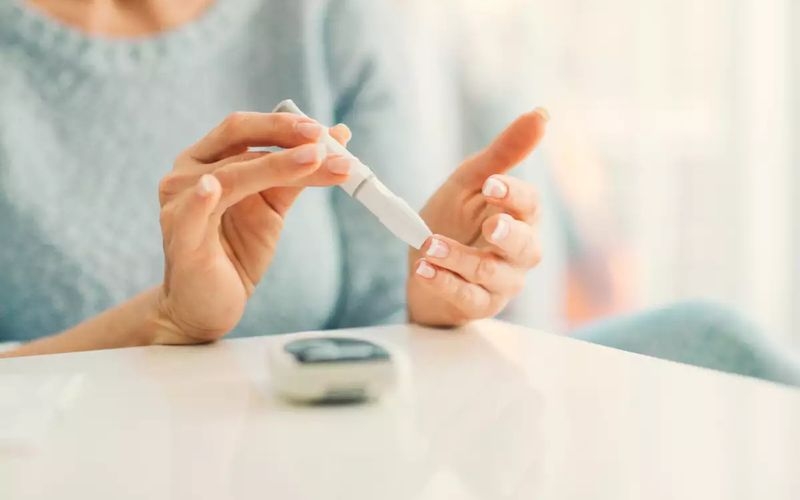 Thiết bị chăm sóc sức khỏe cho người già - Máy đo đường huyết