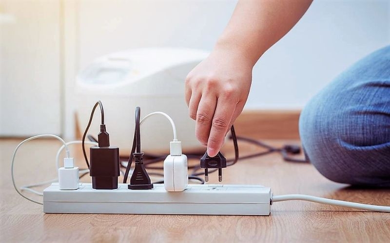 Thiết bị điện dễ hỏng mùa nồm - Ổ điện