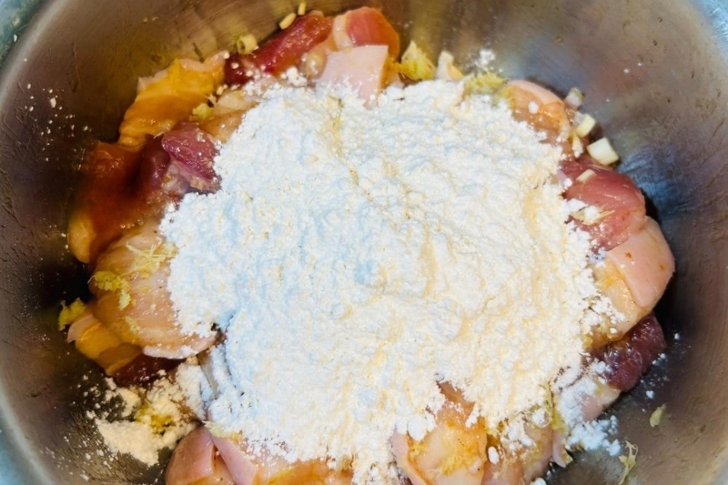Bước 2: Ướp thịt