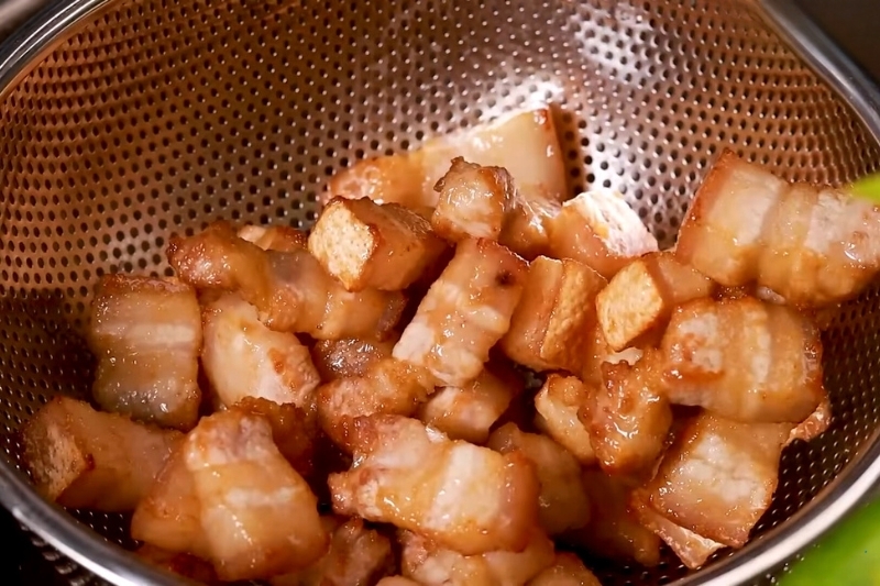 Bước 3: Chiên thịt