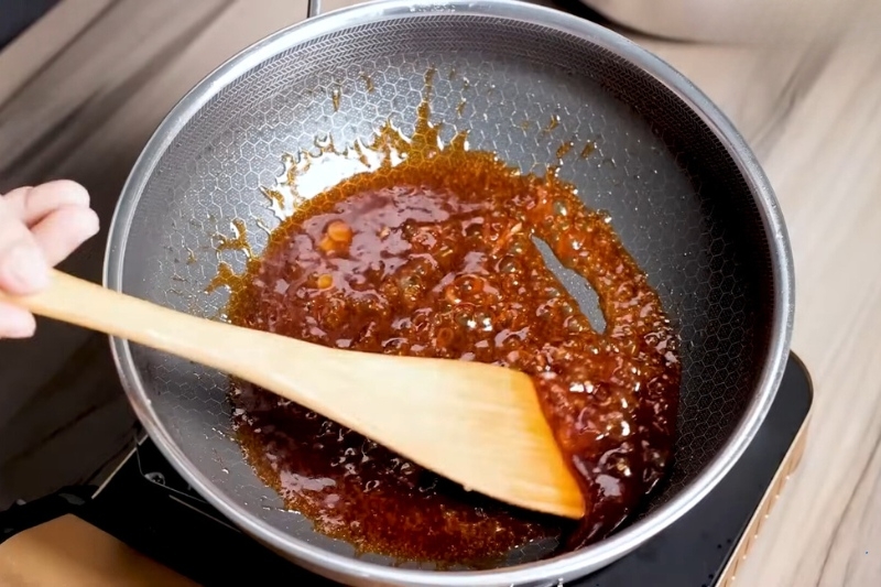 Bước 4: Làm nước xốt rim chua ngọt