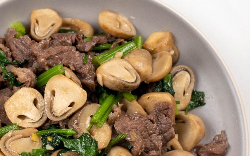 Thịt bò xào nấm rơm cần tây