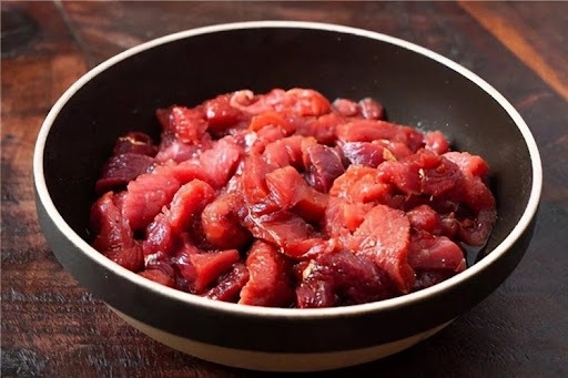 Bước 2: Ướp thịt bò