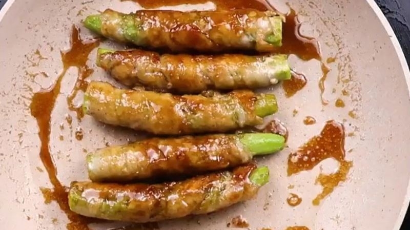 thịt heo cuộn đậu bắp sốt mật ong 1