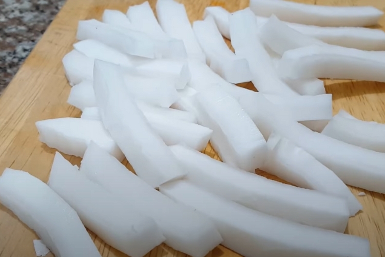 Bước 2: Sơ chế cơm dừa
