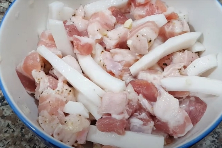 Bước 4: Ướp thịt