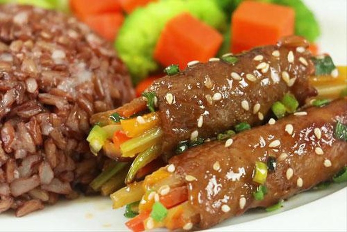 thit ngua cuon rau cu nuong