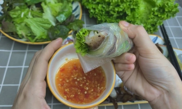 thit ngua cuon banh trang