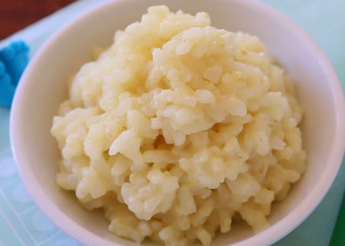 Cần lưu ý gì khi chuẩn bị cho bé ăn dặm? Gợi ý thực đơn cơm nát cho bé 1 tuổi