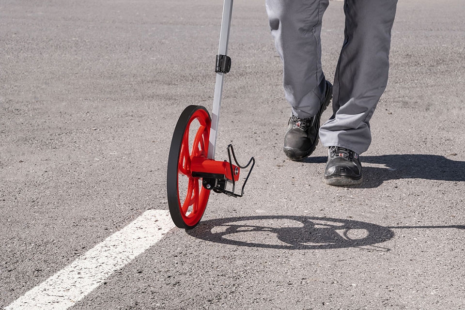 Vì sao nên sử dụng thước đẩy bánh xe thay thế hoàn toàn cho thước dây truyền thống?