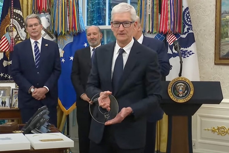 Tim Cook trao tặng Tổng thống Trump tấm kính “Made in USA” với đế vàng 24K