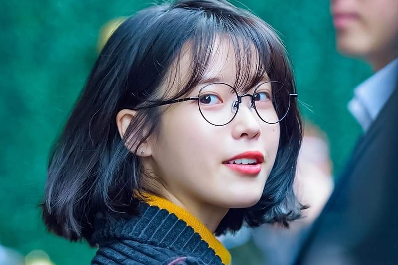Tóc ngắn ngang vai, uốn cụp và mái thưa