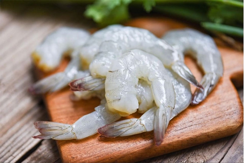 Tôm mực xào rau nhút hình 2