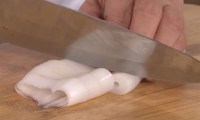 Tôm mực xào rau nhút hình 3