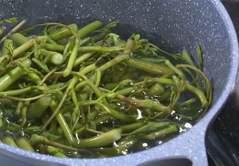 Tôm mực xào rau nhút hình 5