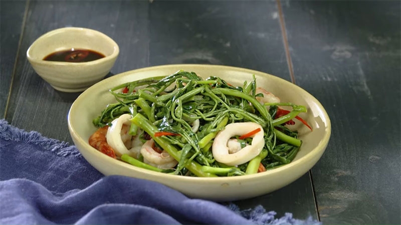 Tôm mực xào rau nhút hình 8