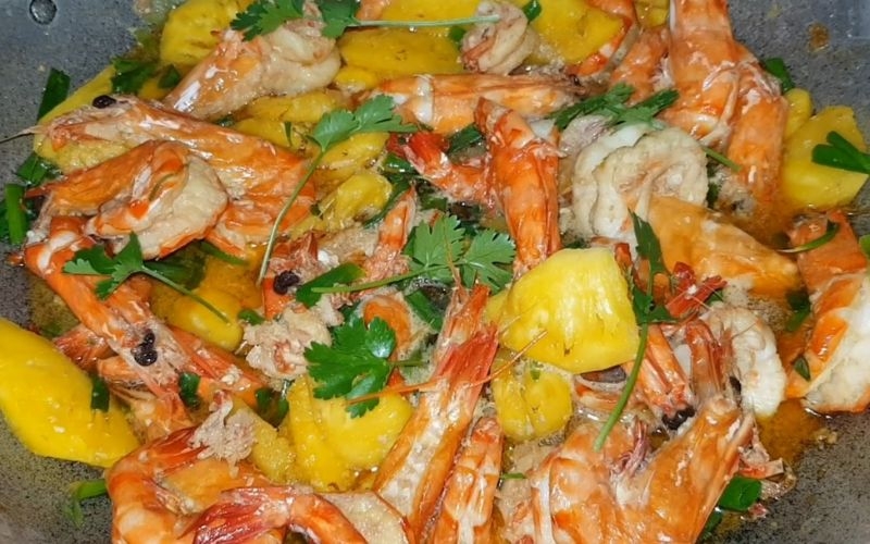 Tôm xào dứa