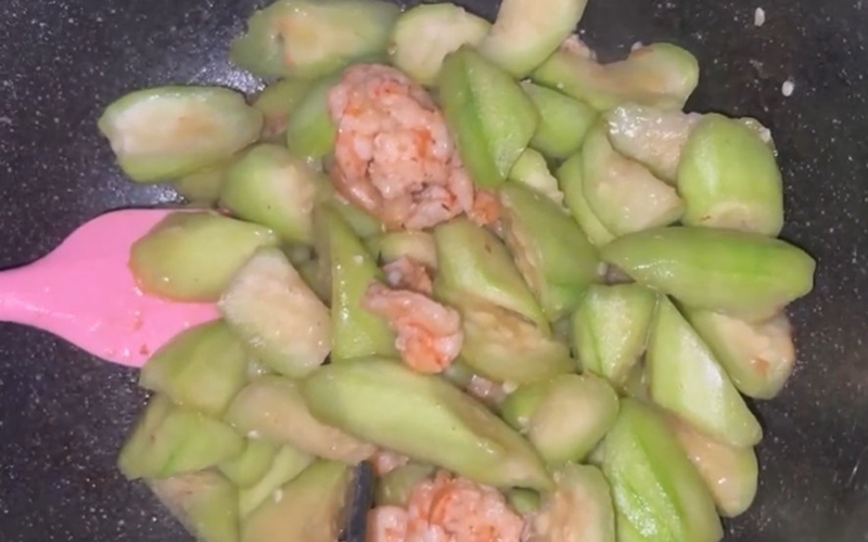 Bỏ túi cách làm tôm xào mướp hương dân dã (hình 7)