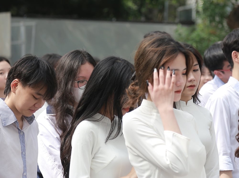 Tháng 5 có những cái ôm thật chặt, có những ánh mắt đỏ hoe nhưng không nói thành lời.