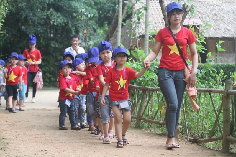 Những ngày tháng Năm, trời chói chang với nắng như đổ lửa