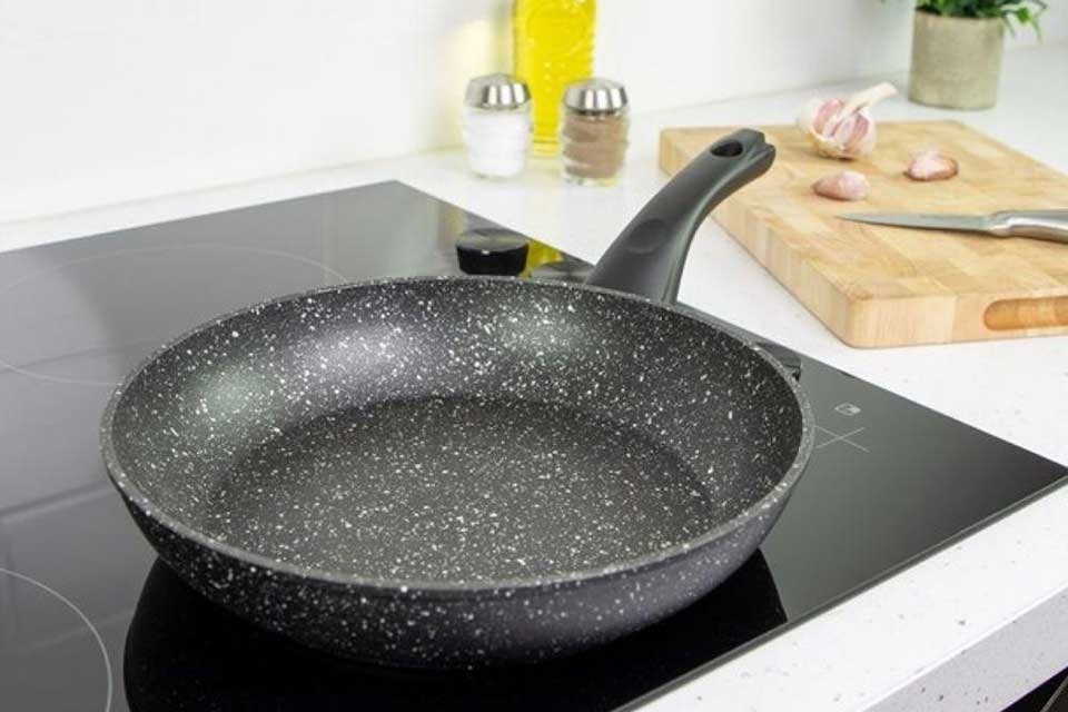 Top chảo chiên không dính vân đá tốt nhất 2026 giúp nấu nhanh và hạn chế dầu mỡ