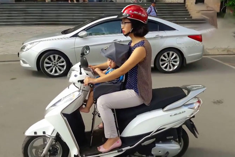 Trẻ bao nhiêu tháng thì ngồi được ghế xe máy hình 6