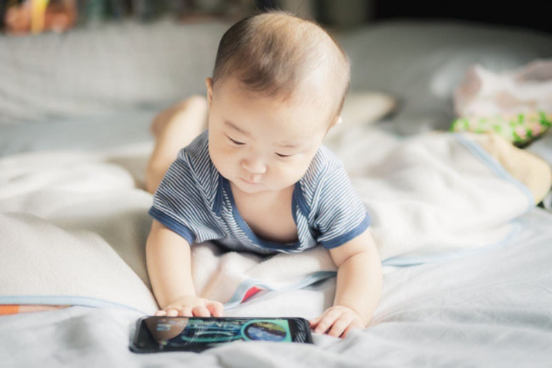 Trẻ con nên nhìn màn hình giải trí bao lâu - hình 2