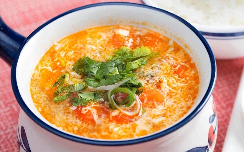 Trời lạnh ăn gì cho ấm - Ăn canh nóng hoặc súp cà chua