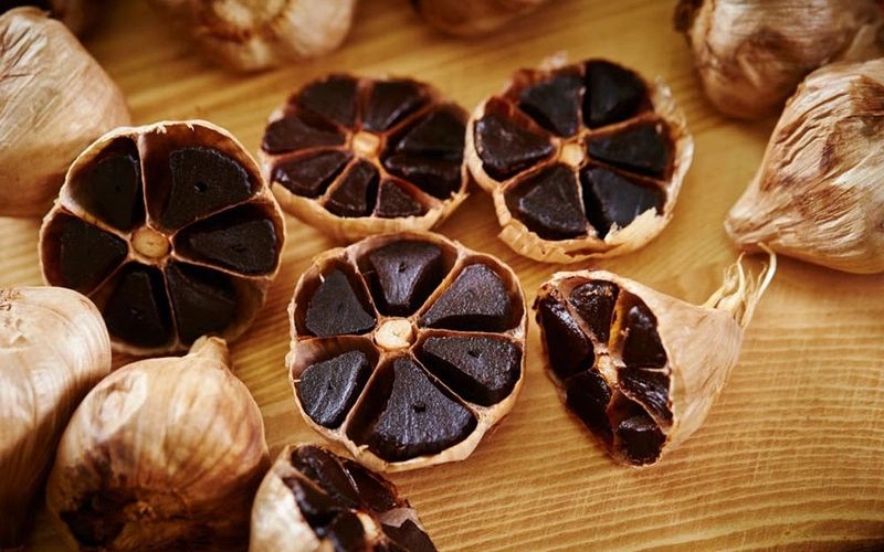 Trời lạnh ăn gì cho ấm - Ăn tỏi đen
