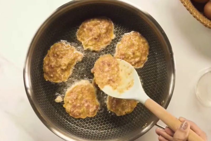 Trứng chiên cốm xanh với thịt ảnh 7