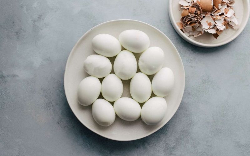 Trứng luộc để qua đêm có ăn được không