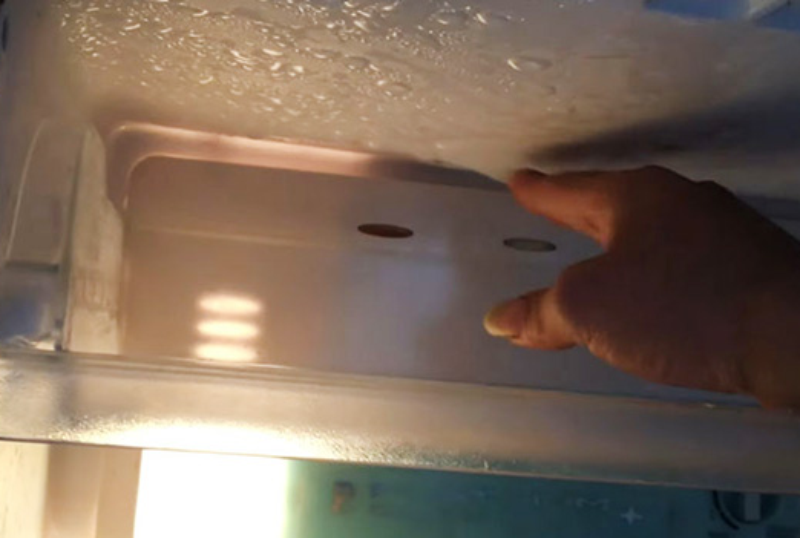 Tình trạng tủ lạnh bị chảy nước ngăn mát (hình 1)