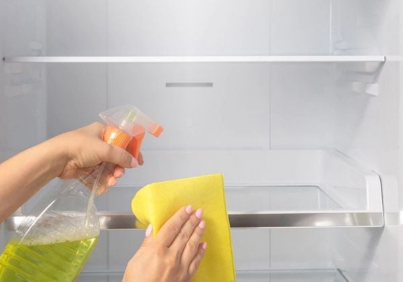 Vệ sinh dàn nóng và mặt sau định kỳ