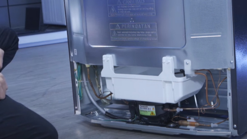 Tủ lạnh rò nước bên trong (hình 14)