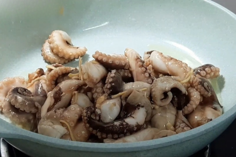 Bước 5: Xào bạch tuộc