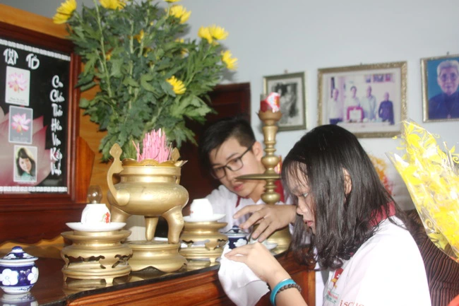 Dọn dẹp bàn thờ trước khi cúng