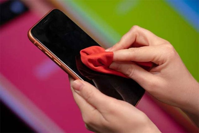 vệ sinh iPhone 3