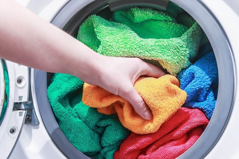 Vì sao máy giặt làm hư quần áo ảnh 1